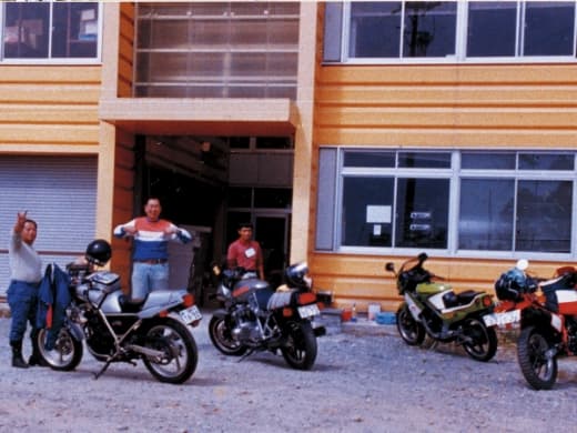 本社を静岡県磐田市に移転。1984年当時のデイトナ本社。バイク好きの若者がゾクゾク入社してきた。